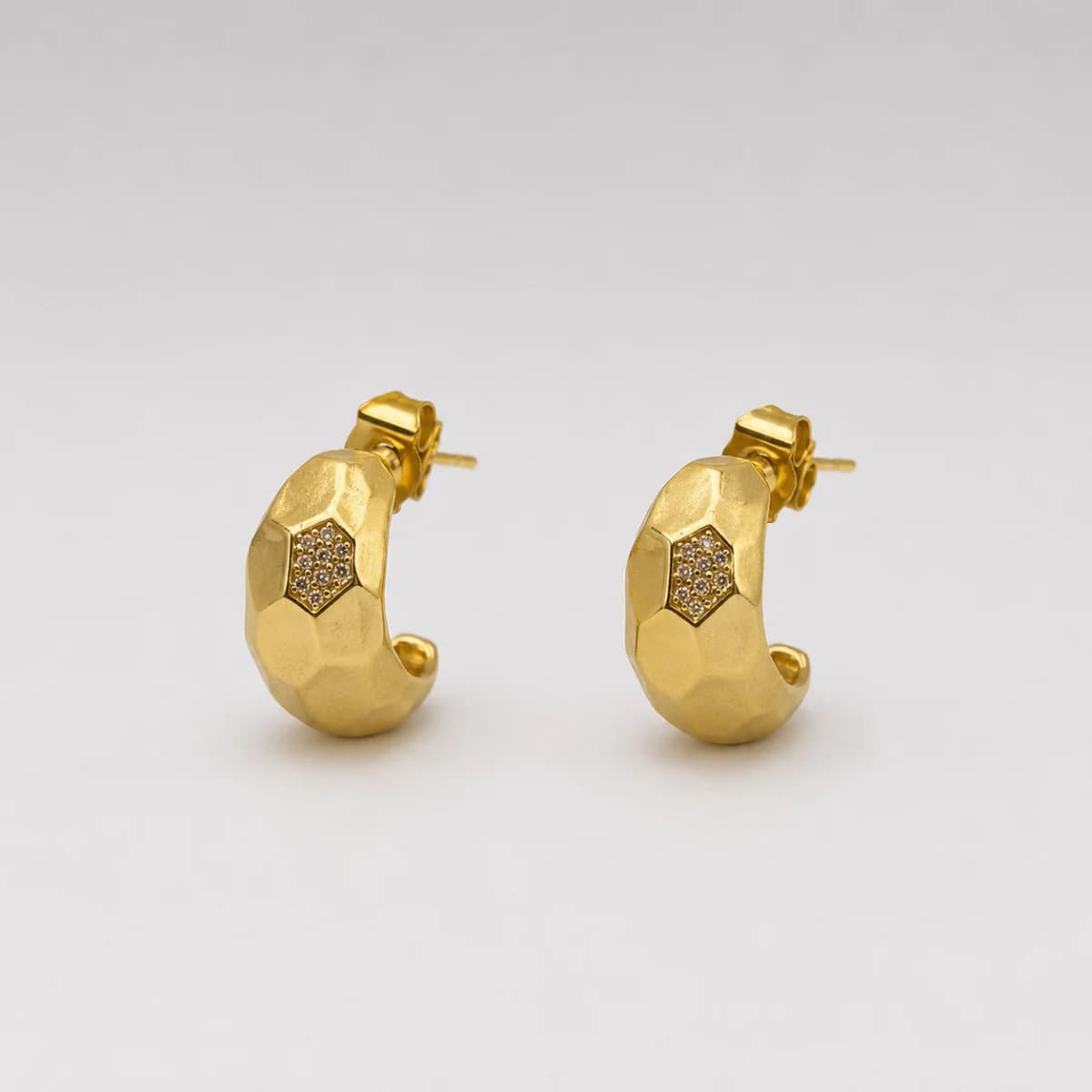 Premium Seri | Dokulu Zirkon Taş Detaylı Gold Küpe